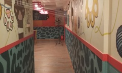 Оформление коридора в кафе АндерСон